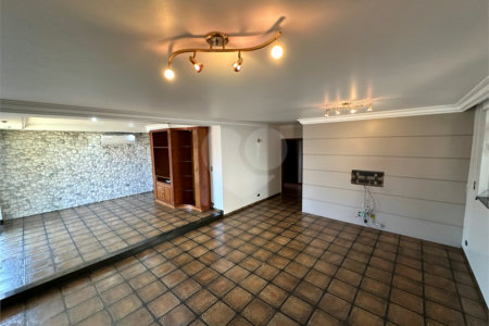 Casa à Venda no Bosque da Saúde com 271m², 3 Dormitórios, 1 Suíte e 4 Vagas