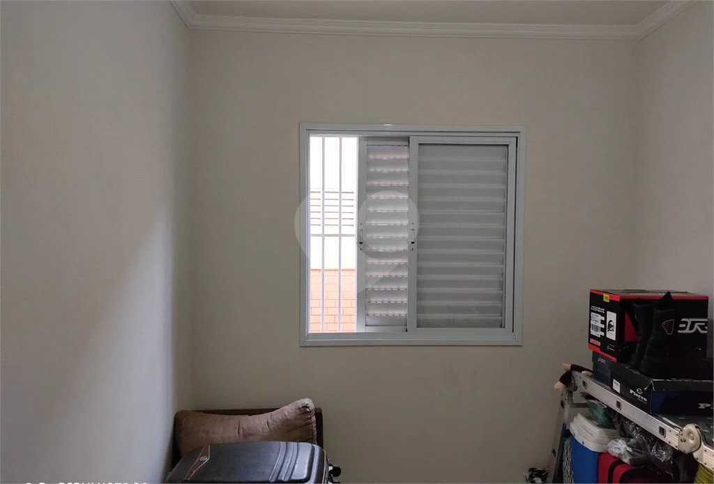 Apartamento térreo , três quartos sendo uma suíte.