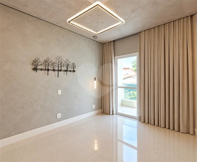 Sobrado geminado com 185 m², 3 suítes, closet, 4 vagas, área gourmet, sótão, energia solar, aquecimento de água e sistema completo de segurança.