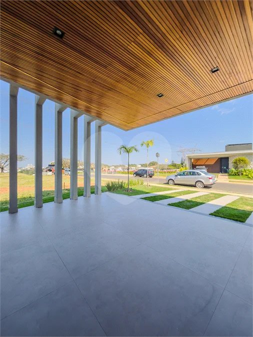 Indaiatuba - Condominio Villa Sapezal - 318 m² de Terreno - 230 m² de Área Construída - 3 suítes, sendo 1 Master com closet planejado - Sala de TV - Sala de estar integrada à Sala de jantar - Cozinha com móveis planejados - Despensa - Escritório planejado - Lavabo - Piscina com preparação para aquec