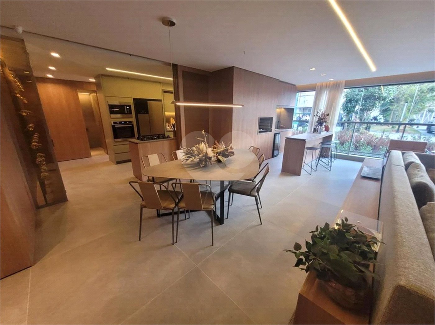 Apartamento na Mooca Vende de 4 dormitórios e 2 suítes ou com 3 suítes e sala ampliada, com área útil de 157,70 m², duas vagas de garagem.Condomínio Com lazer completo.Aceita e estuda Permuta.