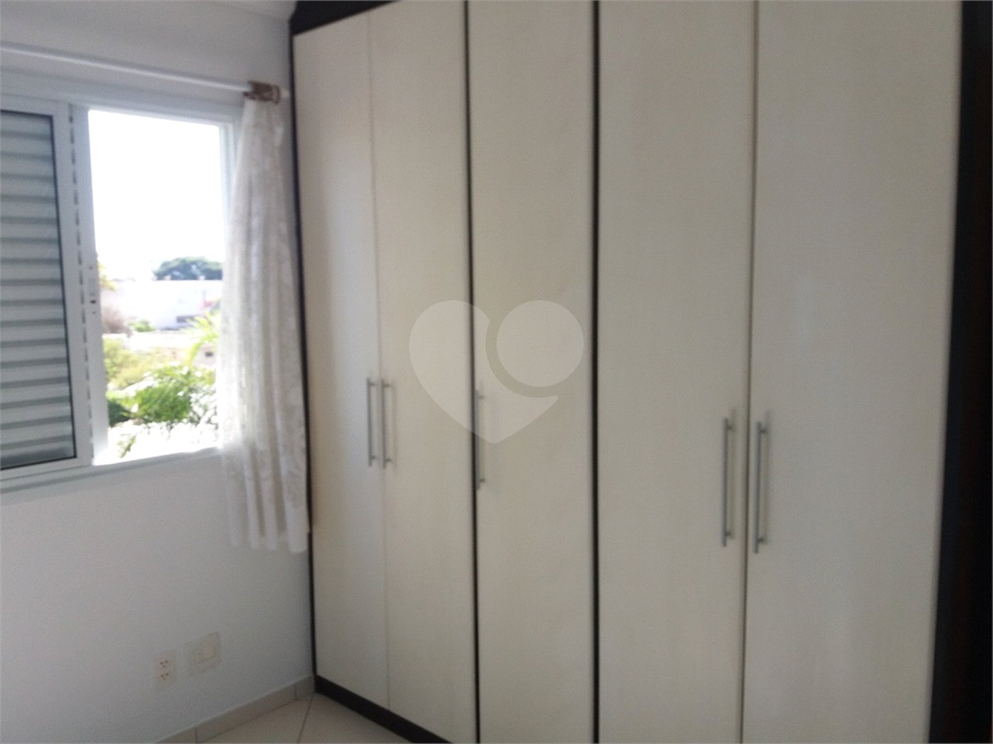 Indaiatuba - Venda - Apartamento no Condomínio Portal das Flores com 64 m², 3 dorms, sendo 2 com armários planejados, , WC social, cozinha planejada e totalmente integrada com a lavanderia, varanda, , 02 vagas de garagem. Excelente localização, a poucos metros do Shopping Polo, mercados, padaria,