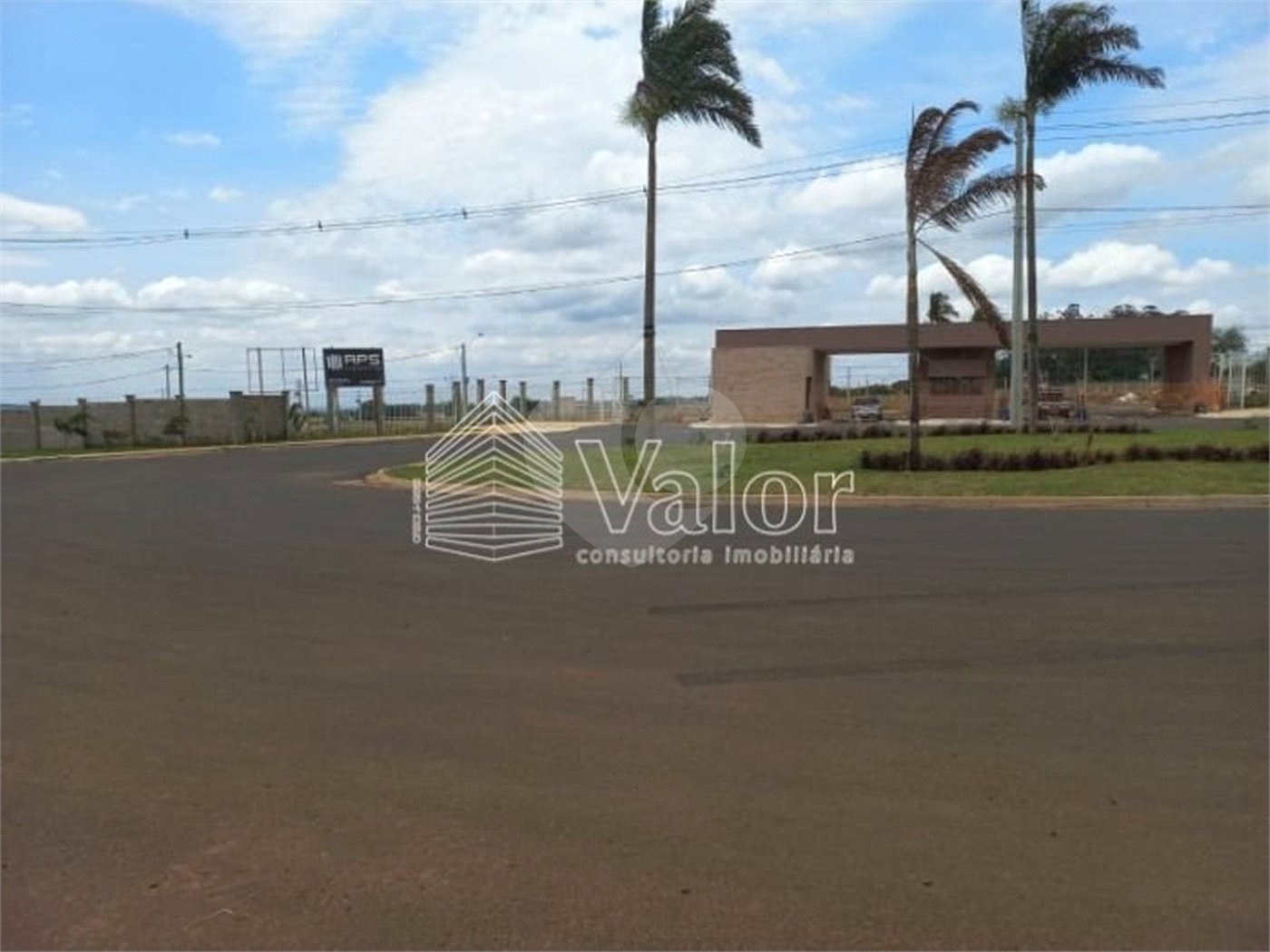 Terreno plano no Condomínio Villeneuve, com 250,00 m² de área total.