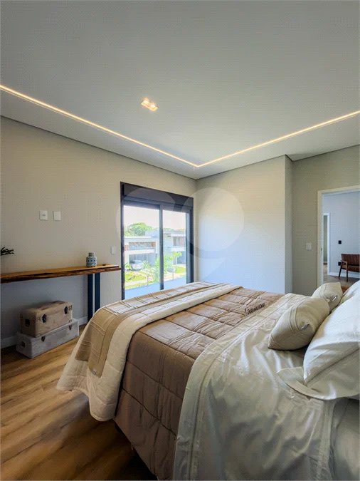 Indaiatuba - Condominio Villa Sapezal - 318 m² de Terreno - 230 m² de Área Construída - 3 suítes, sendo 1 Master com closet planejado - Sala de TV - Sala de estar integrada à Sala de jantar - Cozinha com móveis planejados - Despensa - Escritório planejado - Lavabo - Piscina com preparação para aquec