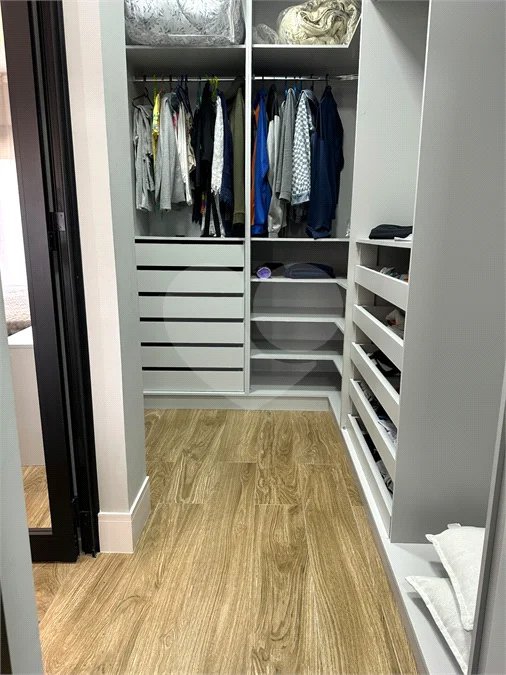 Condomínio London Park – Indaiatuba/SP - Uma casa simplesmente encantadora, em uma das posições mais desejadas do Condomínio London Park, com fundo para a mata, proporcionando privacidade, tranquilidade e uma conexão incrível com a natureza. Terreno: 318,12 m² - Área construída: 265,09 m²