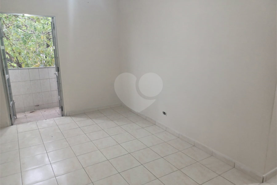 Apartamento super bem localizado, com 01 dormitório e armário embutido
