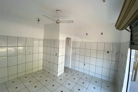 Casa térrea com salão comercial para venda no Santa Felícia.