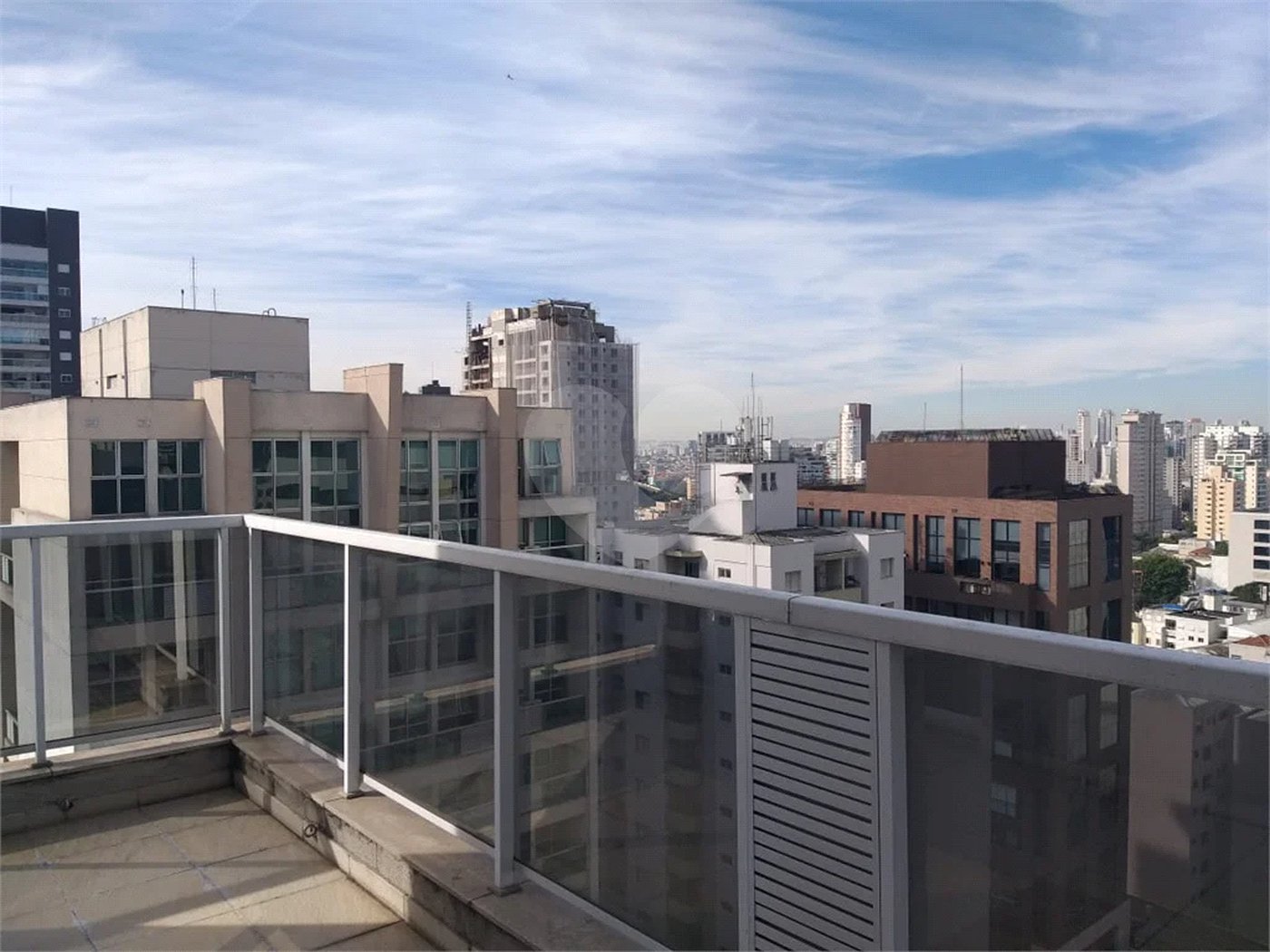 Conjunto comercial duplex à venda na Aclimação. Andar inteiro, puro charme!