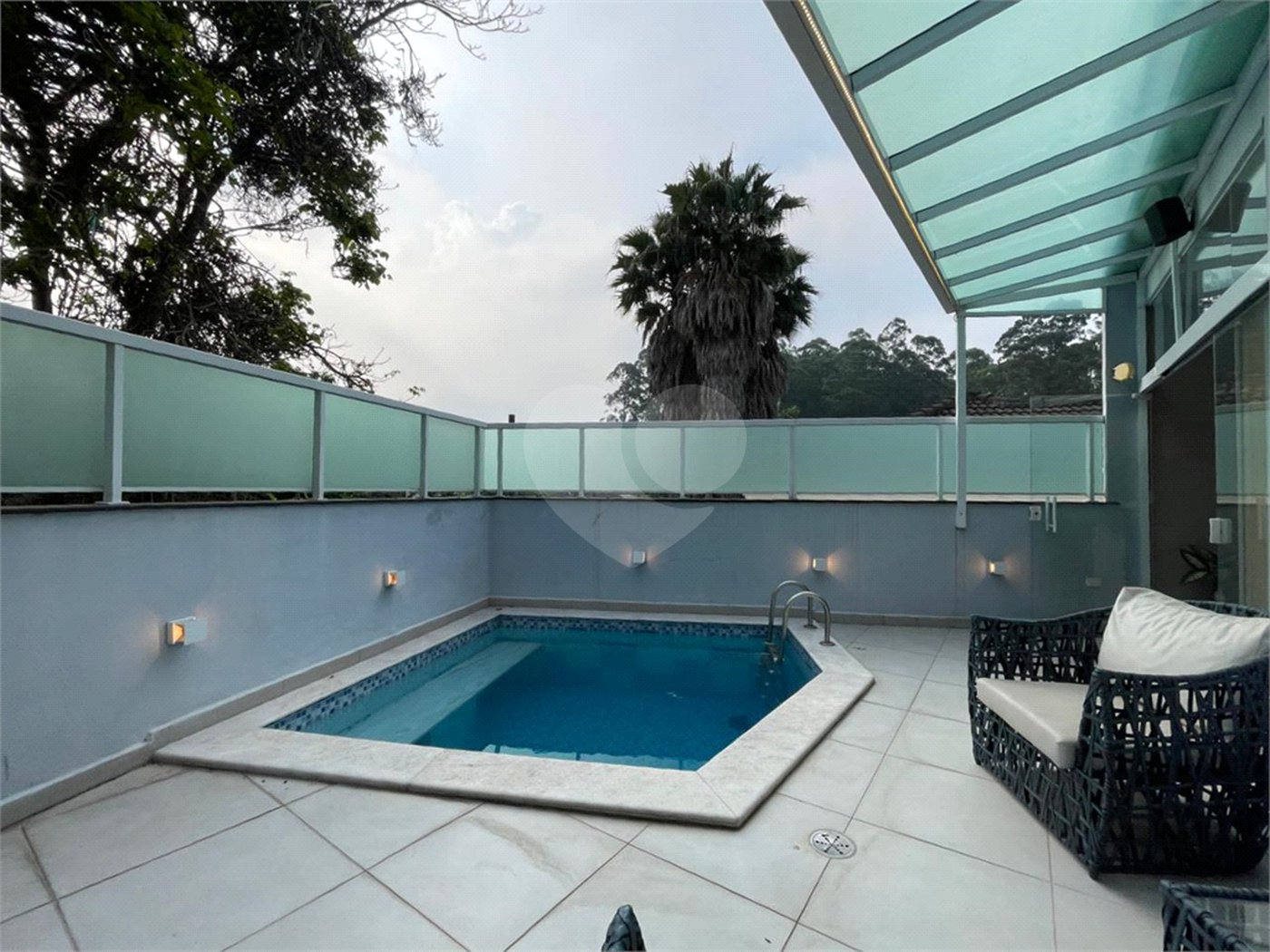 Casa com 4 quartos em condomínio fechado com piscina