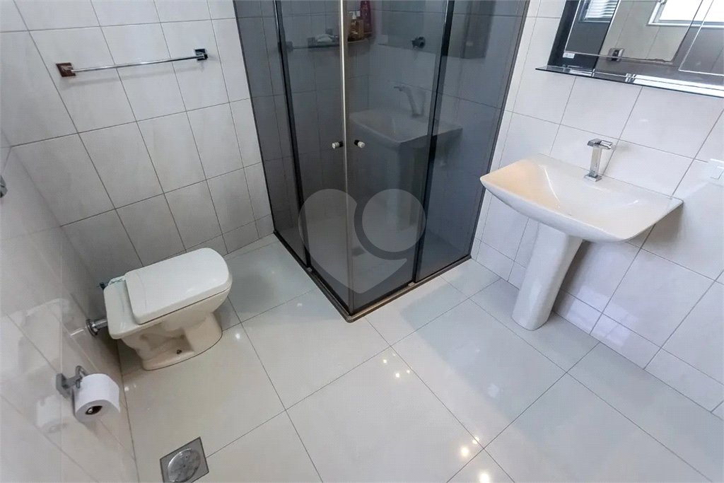 Sobrado no Jabaquara com 280m², 3 dormitórios, quintal amplo, varanda e 3 vagas de garagem.