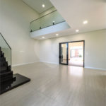 Indaiatuba - Condomínio Milano - Sobrado - 350 m² de terreno - 240 m² de área construída - 4 vagas de garagem, sendo 2 cobertas - Salas de estar e jantar integradas - 3 suítes com closet e varanda no pavimento superior - Escritório no térreo - Espaço gourmet com churrasqueira - Banheiro externo