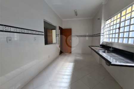 Casa à venda com 3 dormitórios, sendo 1 suite e ampla área de lazer no Jardim Brasil