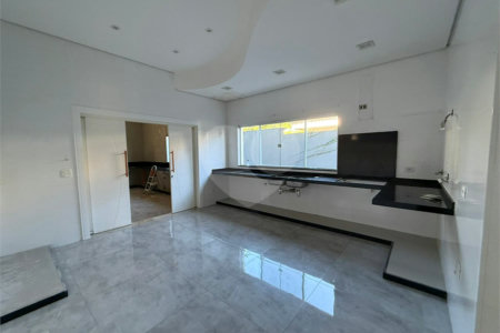 Casa alto padrão condomínio fechado em Atibaia com 4 suítes e ampla área de lazer, espaço gourmet, piscina, 6 vagas garagem