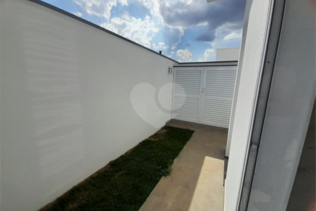 Belíssima Casa à Venda no Condomínio Damha IV