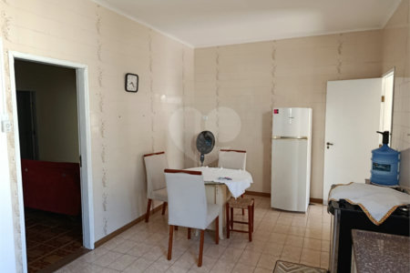 Casa térrea e espaçosa no centro da cidade por apenas R$370.000,00!!! Vamos agendar uma visita?
