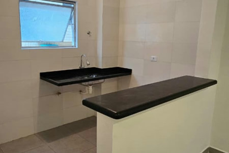 Apartamento de 01 Dormitório na Vila Caiçara — 200 m do Mar