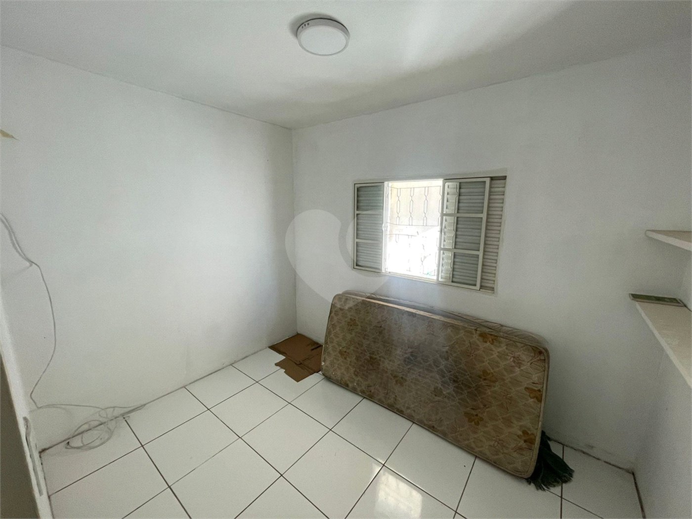 Casa térrea e salão comercial a venda no Jardim Bandeirantes.