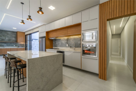 Indaiatuba - SP - Condominio Dona Lucilla - Valor R$2.295.000,00 - 3 suítes + escritório + lavabo - Terreno: 300m2 - Construção: 188m2 - Diferenciais - Móveis planejados no escritório, sala de TV, lavabo, cozinha, área gourmet, lavanderia, banheiros e closet - Ar condicionado em todos os ambie
