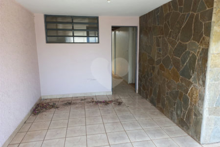 Casa Térrea com 3 dormitórios, sendo 1 suíte.