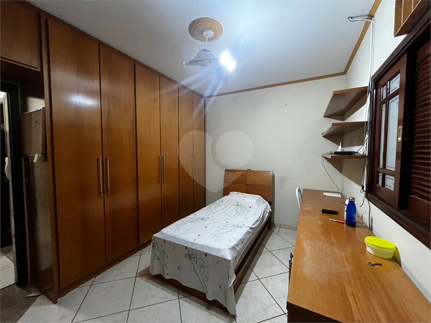 Casa à Venda na Rua Principal do Parque Fehr com Aquecedor Solar