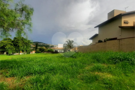 Lindo terreno de 450m², localizado no Condomínio Vilaggio Caprirccio