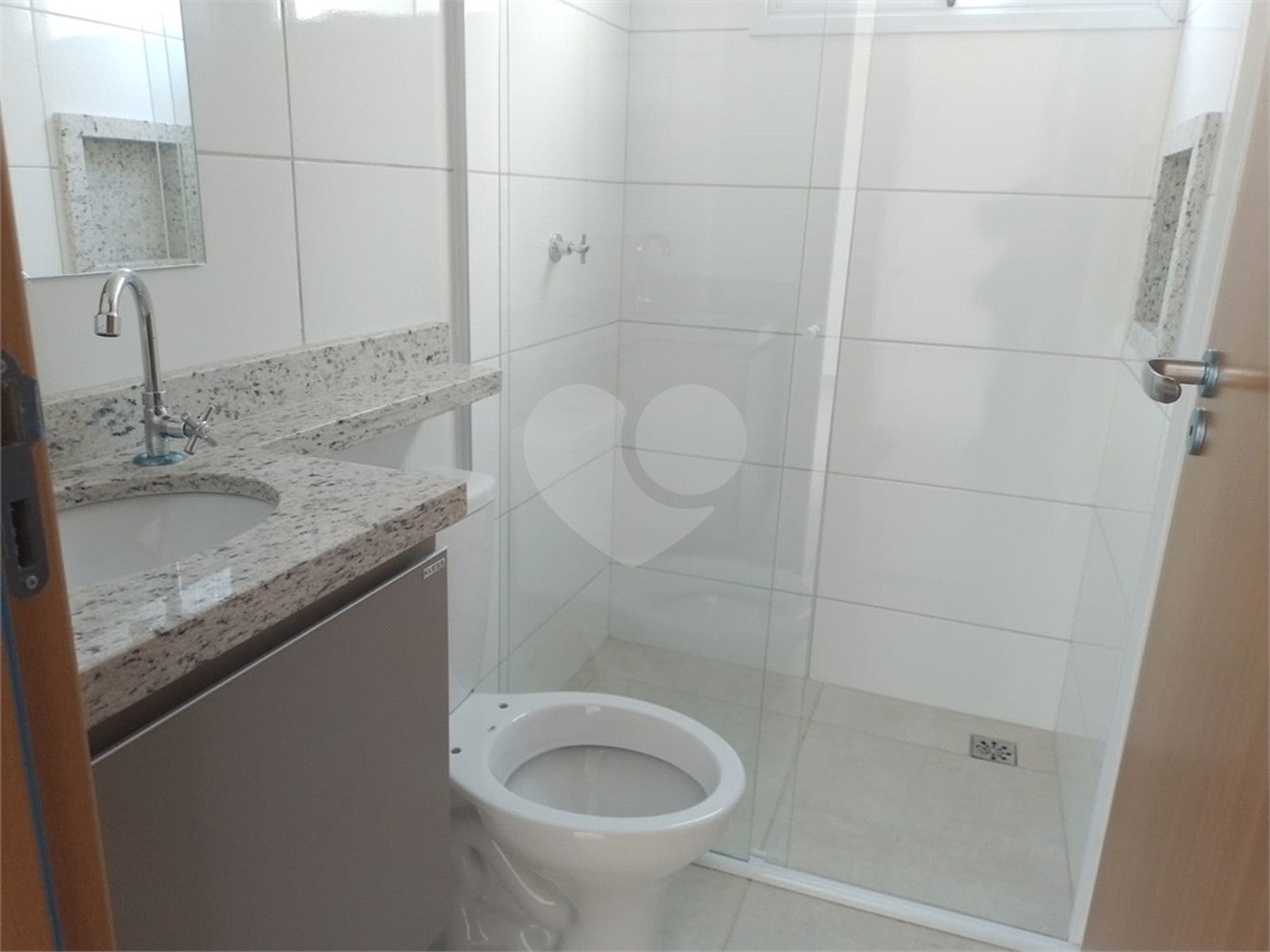 Apartamento a venda com 2 dormitorios sendo 1 suíte