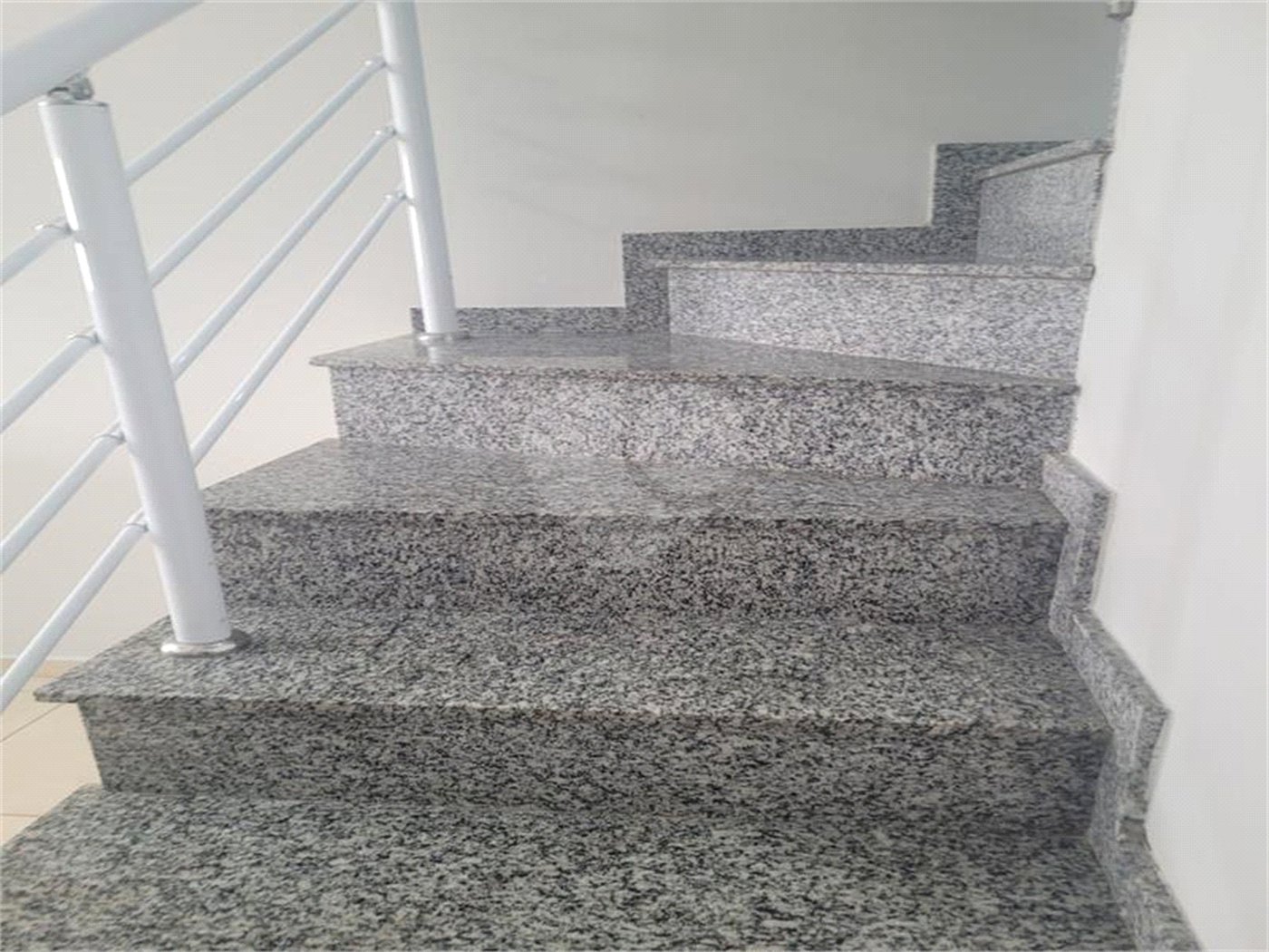 Indaiatuba - Sobrado para venda e Locação - Jardim Nely em Indaiatuba - R$ 425.000,00 - aceita parte em permuta - Bairro tranquilo com fácil acesso a rodovias, Shopping Polo Parque Mall - Assai, Polo shopping - Com duas suítes sendo uma com sacada, , lavabo. área de serviço , 2 vagas, portão ele