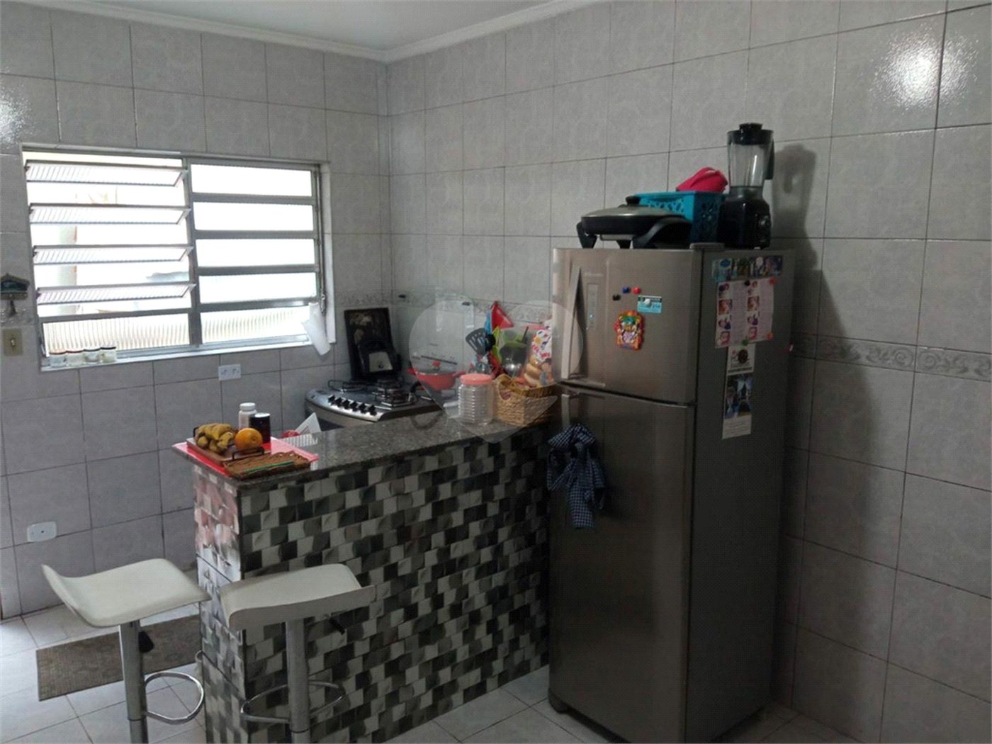 Ótimo sobrado, com amplo espaço interno (127m2), possuindo 03 dormitórios (01 suíte),