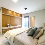 Casa Térrea – Condomínio Maria Cândida - 300 m² de terreno - 212 m² de área construída - 4 vagas de garagem, sendo 2 cobertas - Sala de jantar e estar integradas, com pé-direito duplo e cortina - 3 suítes com ar-condicionado, sendo 1 master com closet – planejado – Roupeiro – Escritório - Cozinha