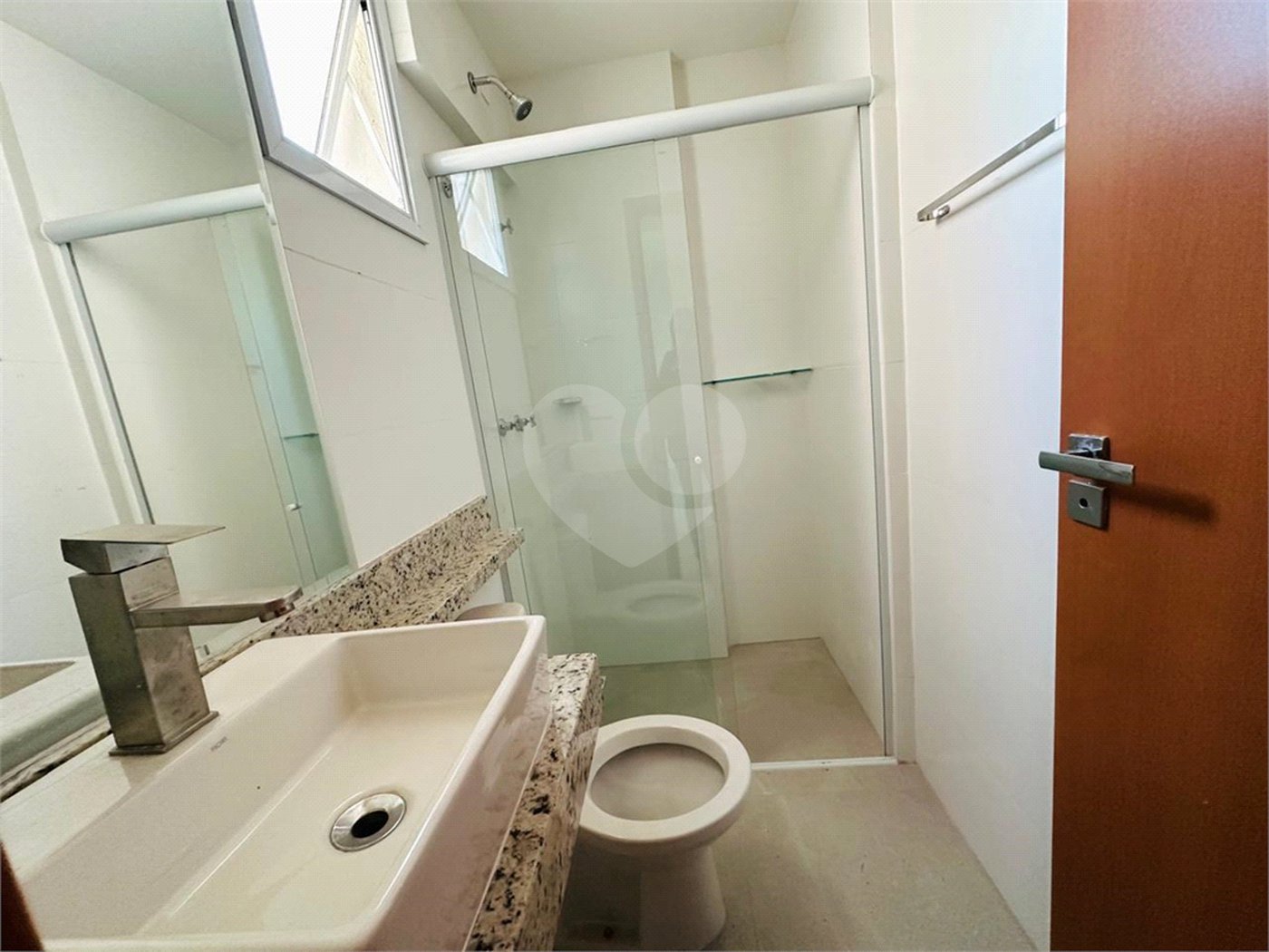 Apartamento com 2 dormitórios, sendo 1 suíte