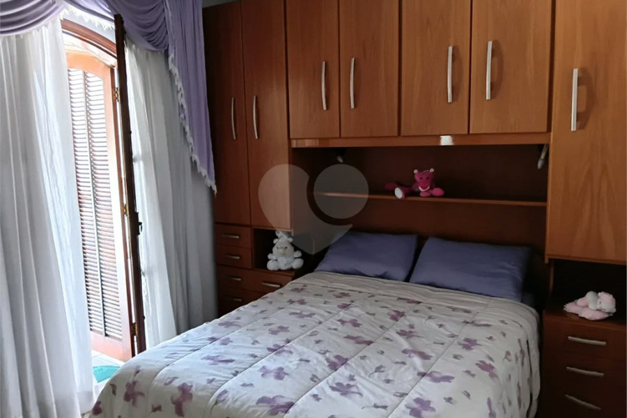 Sobrado em condomínio fechado com 3 dormitórios e 100m2