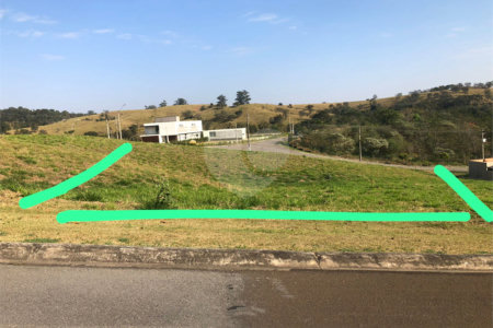 Lote de 800m² (20m de frente x 40m de fundos), praticamente plano com leve aclive