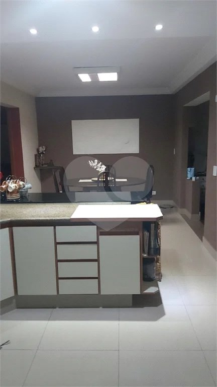 Sobrado com 224m² , 3 dormitórios , sendo 2 suítes , 3 vagas de garagem , 7 banheiros , à venda na Vila Scarpelli em Santo André.