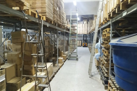 Galpão com 1155m² , 6 banheiros , sendo 2 vestiários , atualmente com 13 vagas , podendo chegar a 17 , à venda na Vila Principe de Gales em Santo André.