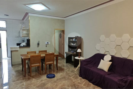 Casa Nova (Apenas 2 Anos) com Suíte: Conforto, Segurança e Localização Privilegiada!