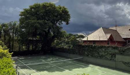 Casa à venda com quadra de tênis, a apenas 800m do Shopping Cidade Jardim, São Paulo - SP