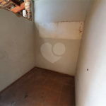 Casa térrea com 5 dormitórios, sendo 2 suítes.