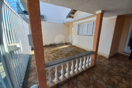 Casa térrea com 2 dormitórios.