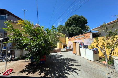 Casa com salão comercial, á venda, em São Carlos-SP.