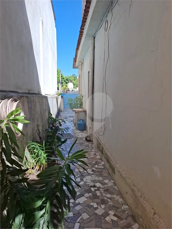 Ó TIMO CASA COM 3 QUARTOS E TERRAÇO EM CONTOMINIO FECHADO
