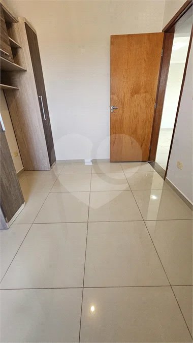 Apartamento Locação Condomínio Anguri com 02 dormitórios com Ar e Sacada