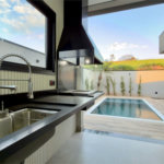 Casa térrea 3 dormitórios (3 suítes), espaço gourmet, piscina, 2 vagas garagem, condomínio fechado com ampla área lazer