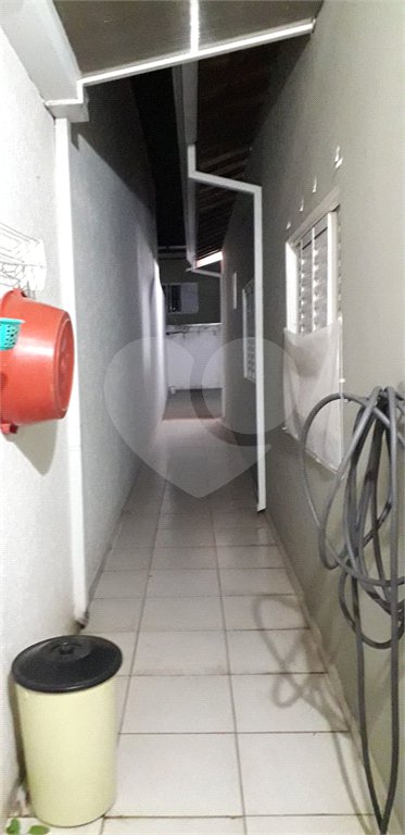 Casa térrea com 3 dormitórios, sendo 1 suíte.