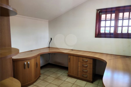 Casa Antiga, Charmosa e Muito Bem Localizada no Condomínio Faber Castell I á venda
