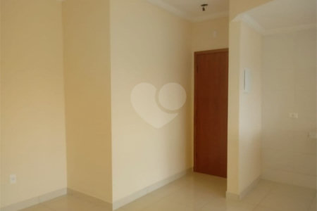 Apartamento no Condomínio Residencial Clarice.