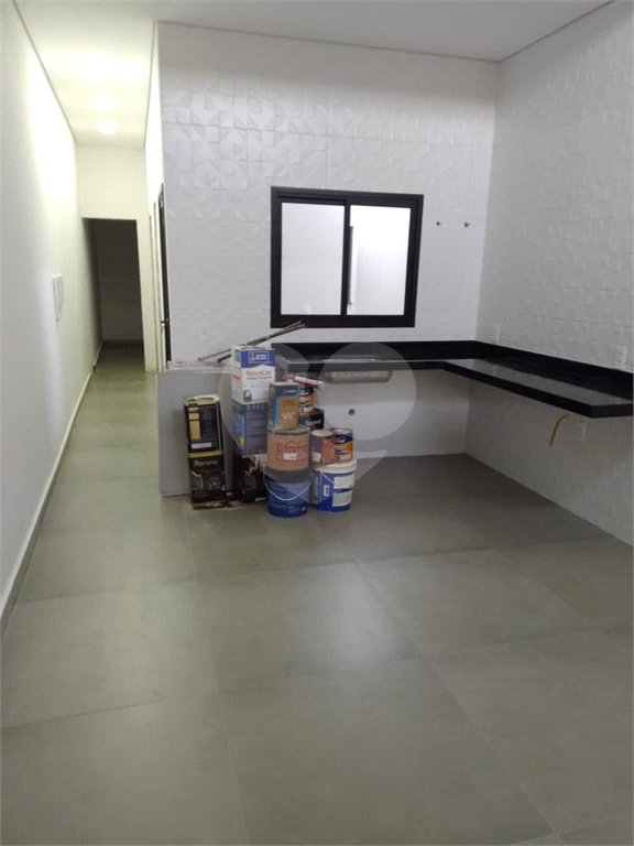 Casa térrea a venda no Jd Sabias! 2 dormitórios sendo 1 suíte com 1 vaga de garagem - Forro de drywall - Água fria e quente - Porcelanato 80x80 na casa toda - Esquadrias pretas - Marmoraria toda em pedra preto negresco - Portão automático -Jardim dos Sabiás tem rápido acesso para rodovia