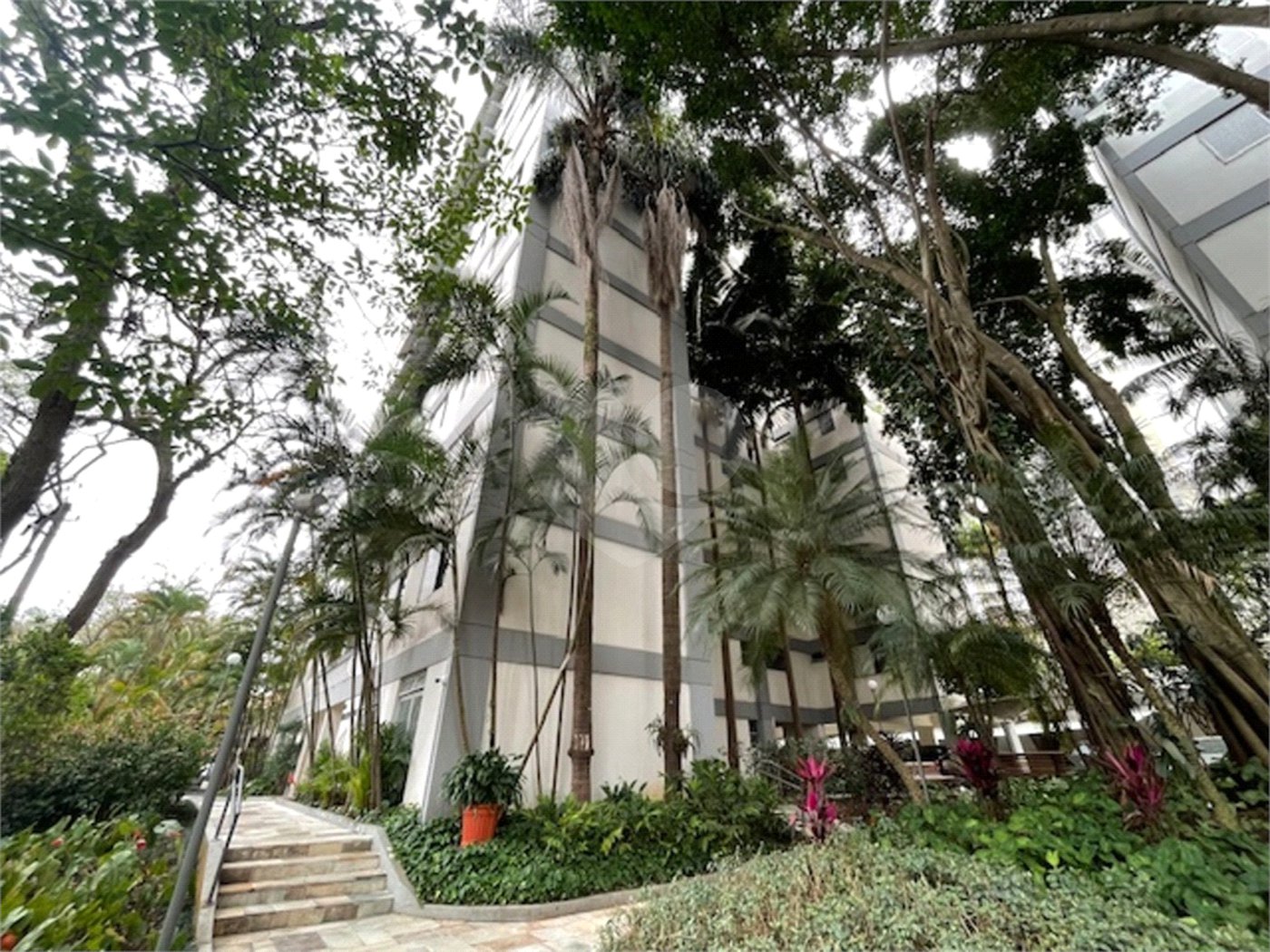 Apartamento com 3 dormitórios e 1 vaga fixa, em região tranquila perto da Av. Washingtonís e de diversos serviços. Ideal para quem quer morar bem e com comodidade.