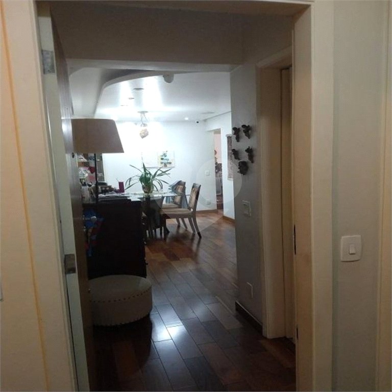 Apartamento na Vila Nova Conceição de 100m2 com 2 dorms, 1 suíte , 3 banheiros, 2 vagas. Estuda permuta.