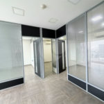 Sala para locação Domo Business 101 m - 2 vagas - Sala com divisórias, ar condicionado e banheiro.