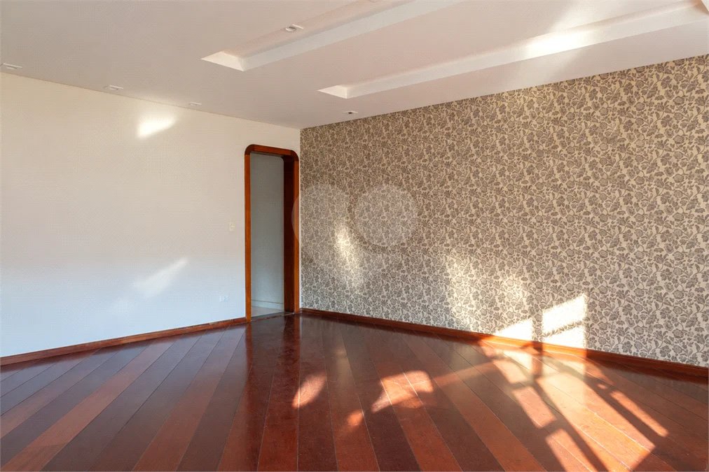Casa à venda com 6 dormitórios, 3 suítes, piscina, área gourmet, hidromassagem, lareira, varanda e 6 vagas de garagem. Conforto e lazer para toda a família!